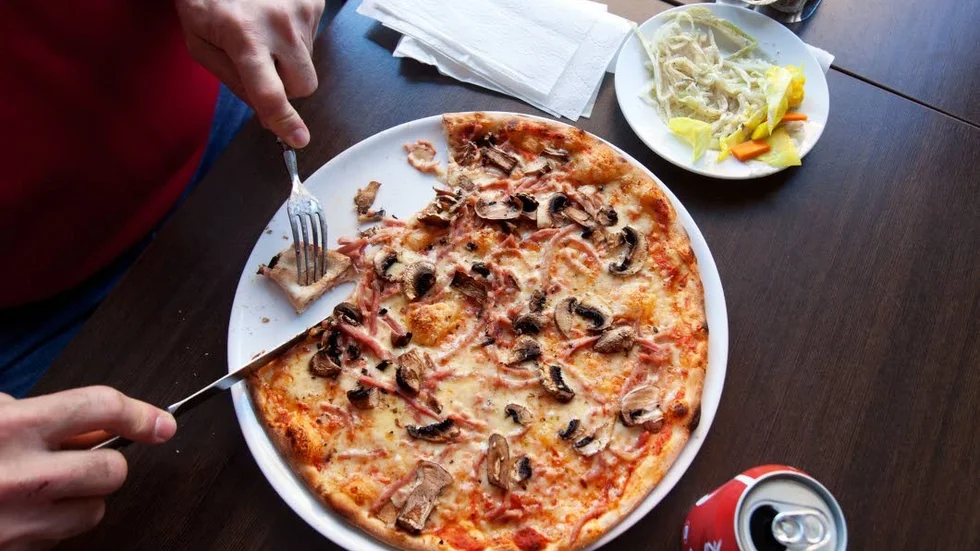 Pizza. Motalarestaurangen saknade bevis på att de serverar fetaost till utvalda rätter.