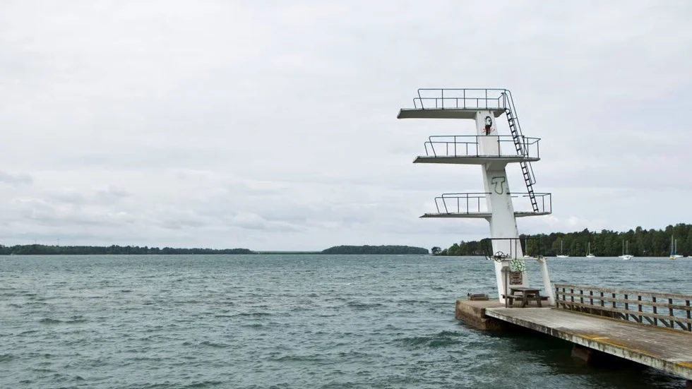 Bakterier i vattnet gör att Motala kommun avråder från bad i Råssnäsbadet.