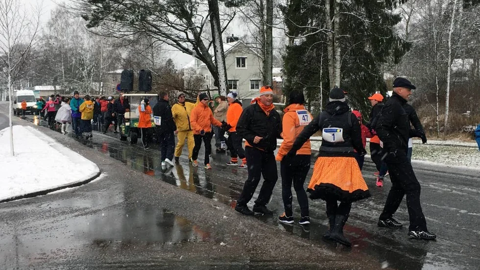 Ingen stress att starta först eller komma först i mål. Ingen tid att slå. Bara att ta sig fram så elegant som möjligt. Det är dans som motionslopp. Något som får vanlig löpning att blekna, skriver Jens Bollius efter att ha genomfört Nya Motalabuggen.