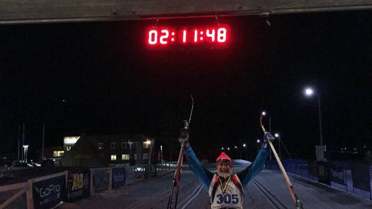 Thomas Sjögren Gustafsson jblar under målportalen efter att ha skidat de 22 milen i Nordenskiöldloppet.