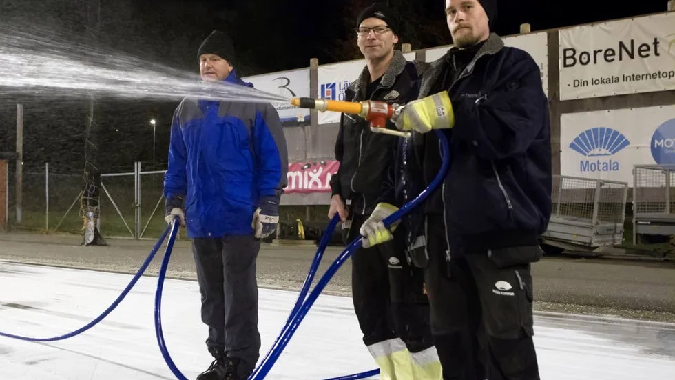 Nattjobbare. Motala kommuns anläggningschef Thomas Martinsson, arbetsledaren Patrik Widing och Henrik Gustavsson tog tisdagens nattpass på Isstadion.