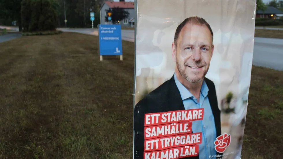 På Breviksvägen i Västervik har flera av Socialdemokraternas affischer blivit nedklottrade.