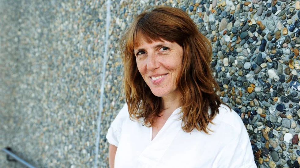 Den tyska konstnären Sonya Schönberger samlar just nu inspiration i Blackstad.