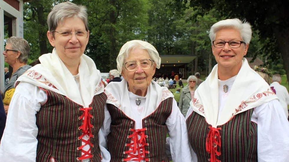 Elsa Antonsson, i mitten, under förra årets midsommarfirande i Brunnsparken i Södra Vi, flankerad av döttrarna Wiola Kristensson och Margaretha Samuelsson Dufmats.