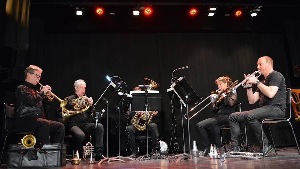 Blås. Östgöta Brasskvintett förstärkte Infernokänslan med musik av Britta Byström.