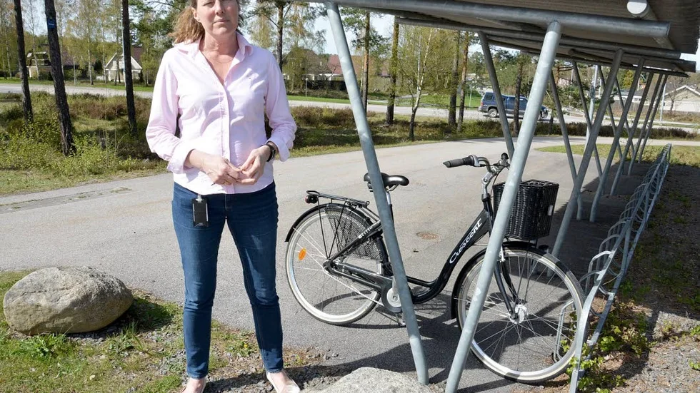 Kommunpolisen Lisa Koblanck påminner cyklister om att följa trafikreglerna.