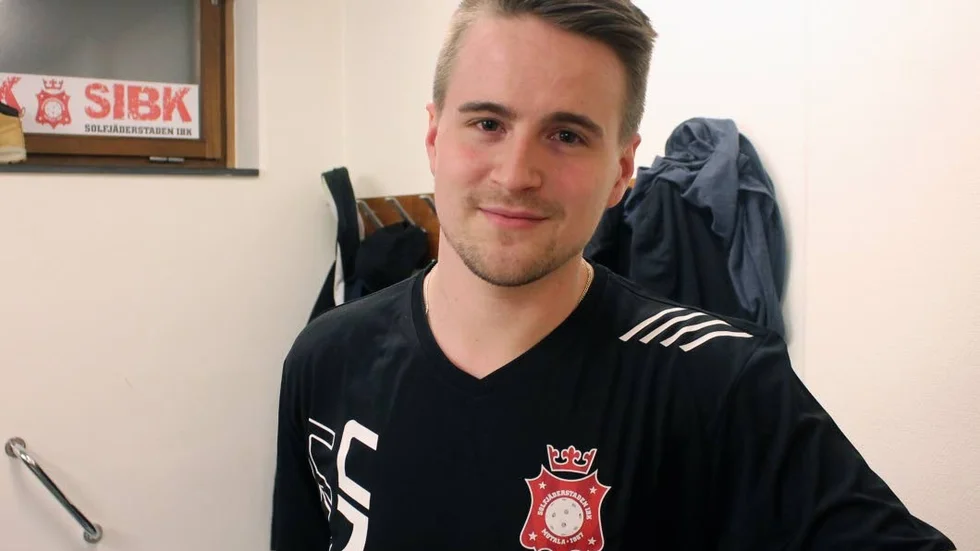 Backen Mattias Hjalmarsson följer med Solfjäderstadens innebandylag till division 1.