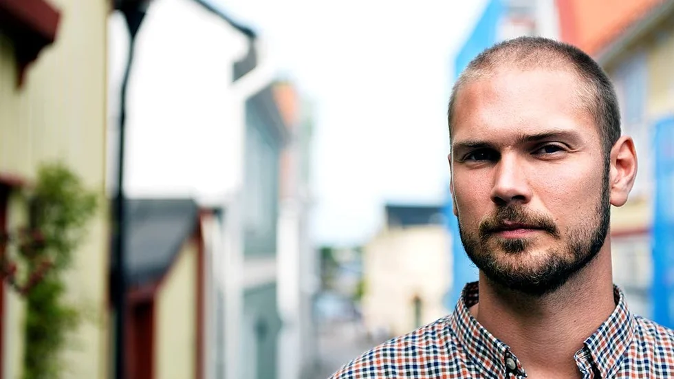 Skolorna väljer att följa skollagen i första hand och budgeten i andra hand, medan politikerna vill skära ner, skriver Johannes Regell.