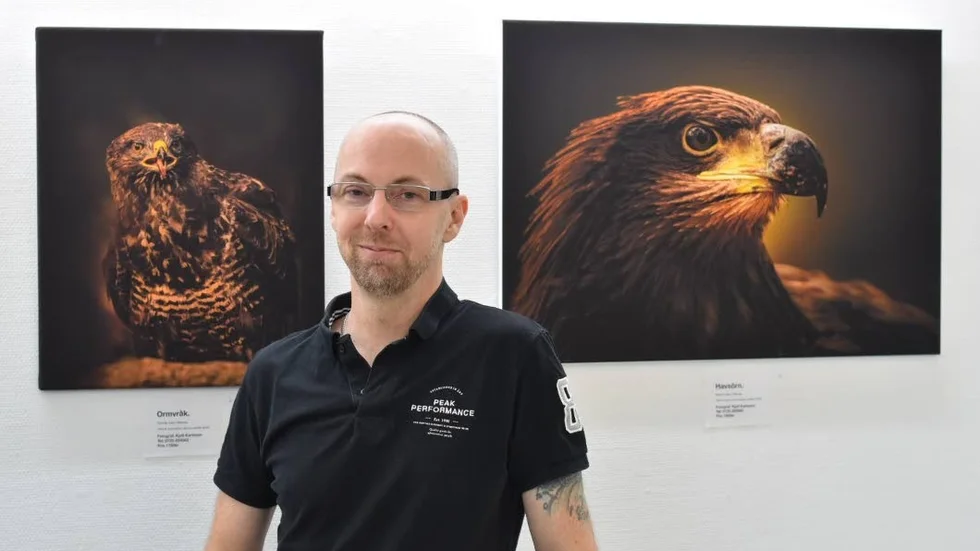 Kjell Karlsson med några av sina bilder.