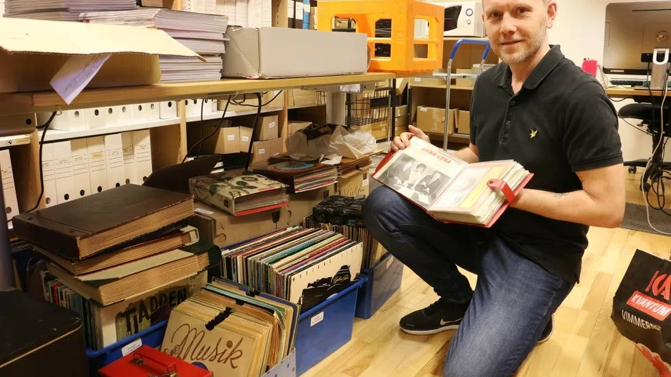 Arkivchefen Stefan Ölvebring visar donationerna som kommer att katalogiseras och införlivas med samlingarna.
