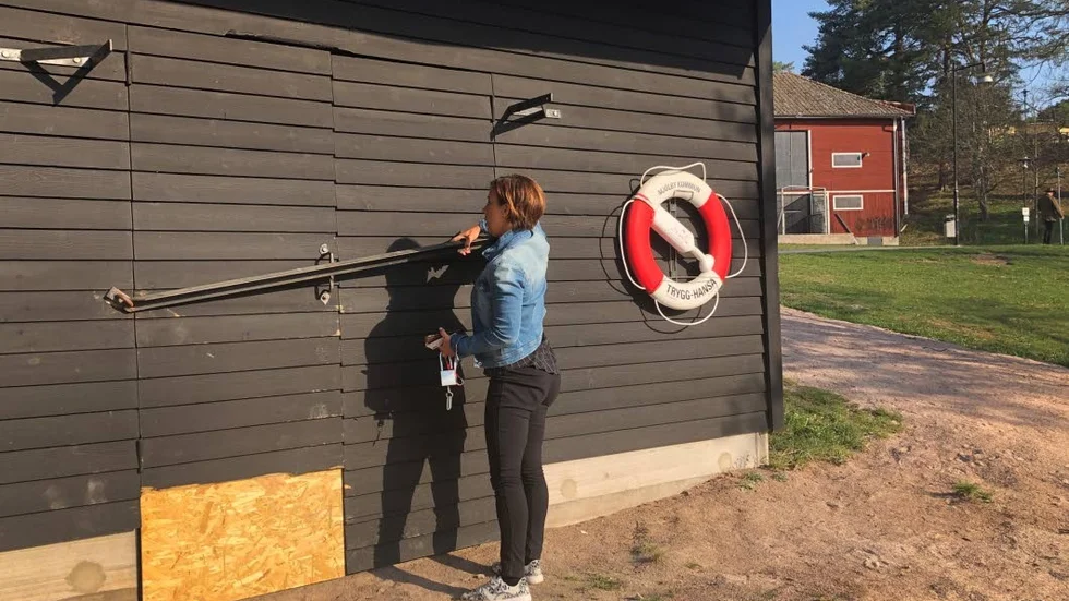 Där träskivan sitter kröp någon in och gjorde inbrott i Lundbybadets kanotförråd.