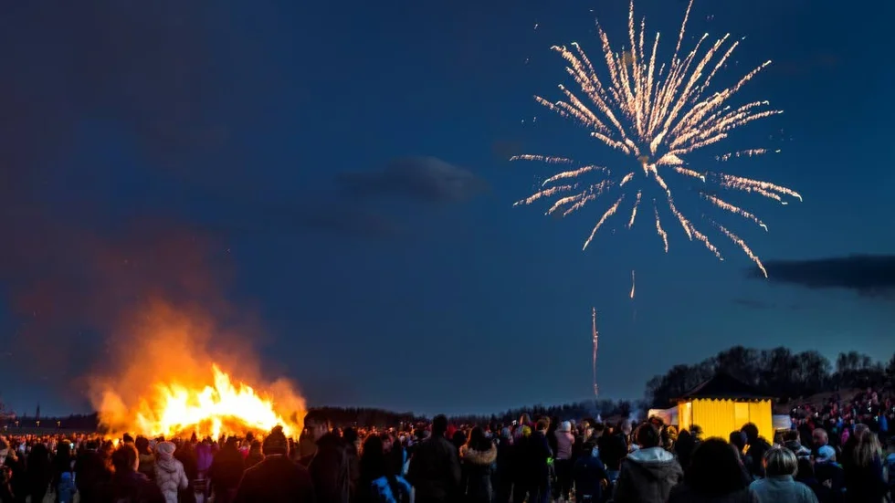 Reglerna för hur fyverkerier får användas bör stramas åt ytterligare, skriver Anders Bergqvist, Brandskyddsföreningen. Bilden är från valborgsfirande i Uppsala.