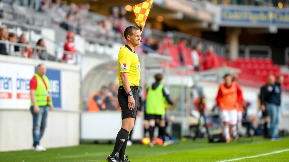Assisterande domaren Daniel Gustavsson från Mantorp blev jagad och utskälld av Hammarbyspelaren Vladimir Rodic på Tele2 Arena.