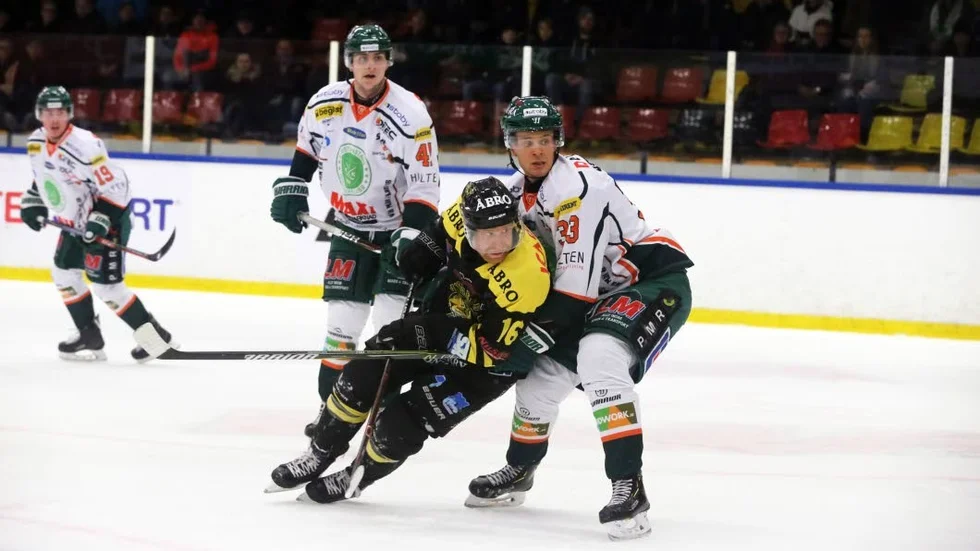 Kristianstads Christoffer Rasch tror på två raka segrar mot Vimmerby Hockey. Här försöker han stoppa VH:s Jakob Karlsson.