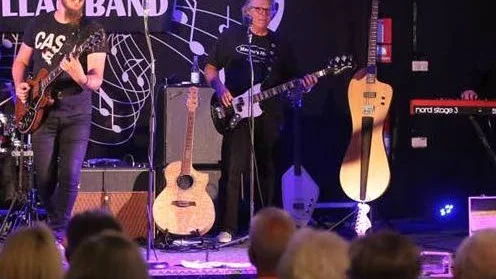 Andreas Jonsson och Peter Westrin med bandet The Pink Cadillac Band i en tidigare spelning i Södra Vi. Nu kommer de som duon The Poppers.