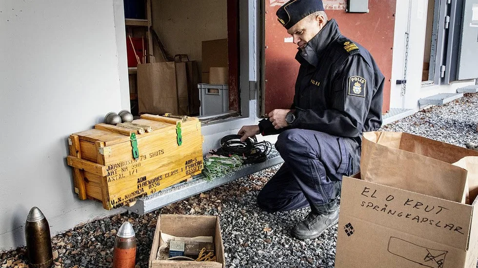 Så här ser det ut när polisen går igenom några av de explosiva varor som kom in under amnestin.
