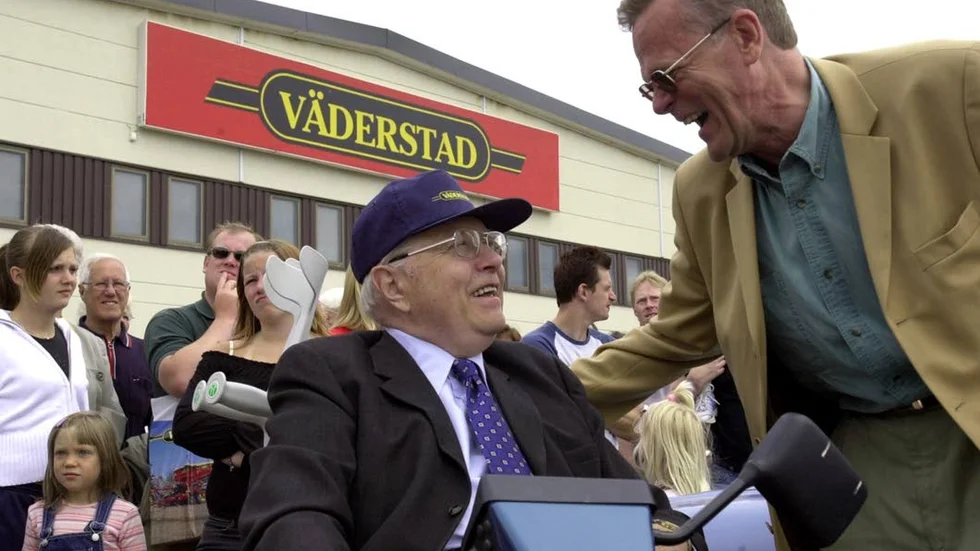 Väderstads grundare Rune Stark i glatt samspråk med dåvarande landshövdingen Björn Eriksson i juni 2002.
