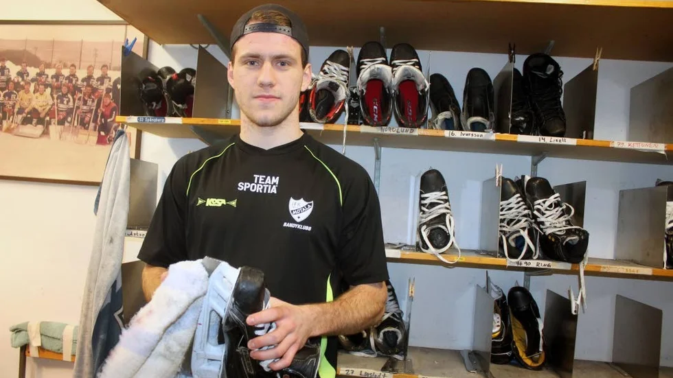 VASS. Philip Florén, IFK Motalas anfallare, kollar slipningen inför fredagens hemmamatch mot Falun. En vass målskytt behöver skarpa skridskor.