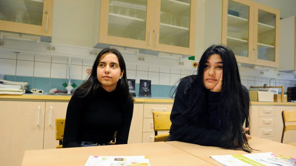 Eleverna Frideriki Nalmpanti och Senada Komina tyckte att det var intressant att lyssna till Busfrös grundare Stina Qubti tidigare i höstas.