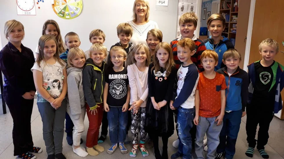 Skolklass. Anette Karlsson tillsammans med 18 elever från Godegårds skola.