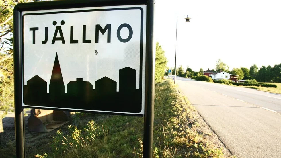 Närgången bilist körde till slut på framförvarande bil på väg 211 i närheten av Tjällmo.