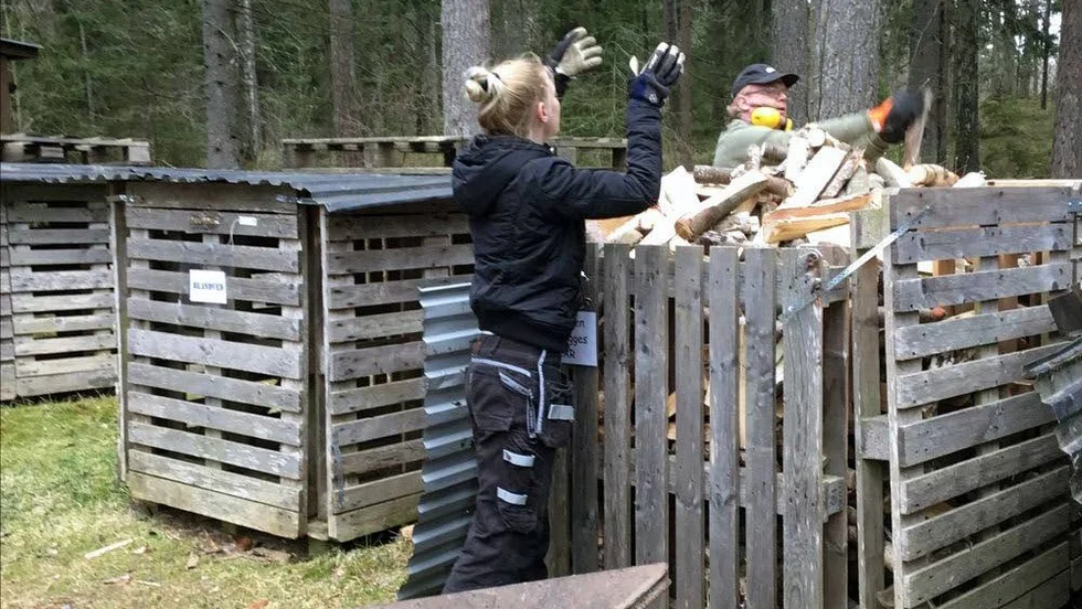 Deltagarna på Ankaret berättar om sin verksamhet i bloggen. Vedhantering är en av arbetsuppgifterna.