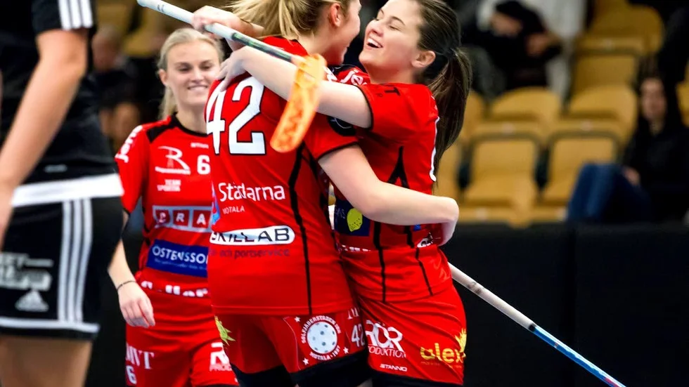 Segerglädje. Ebba Stolt (42) har just gjort 6–5 i seriefinalen mot Boxholm och kramas om av framspelaren Adelia Pennisi