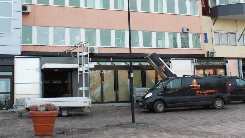 Lokalerna vid Fiskaretorget i Västervik byggs om i detta nu. TIll våren verkar det som att det vankas matservering igen.