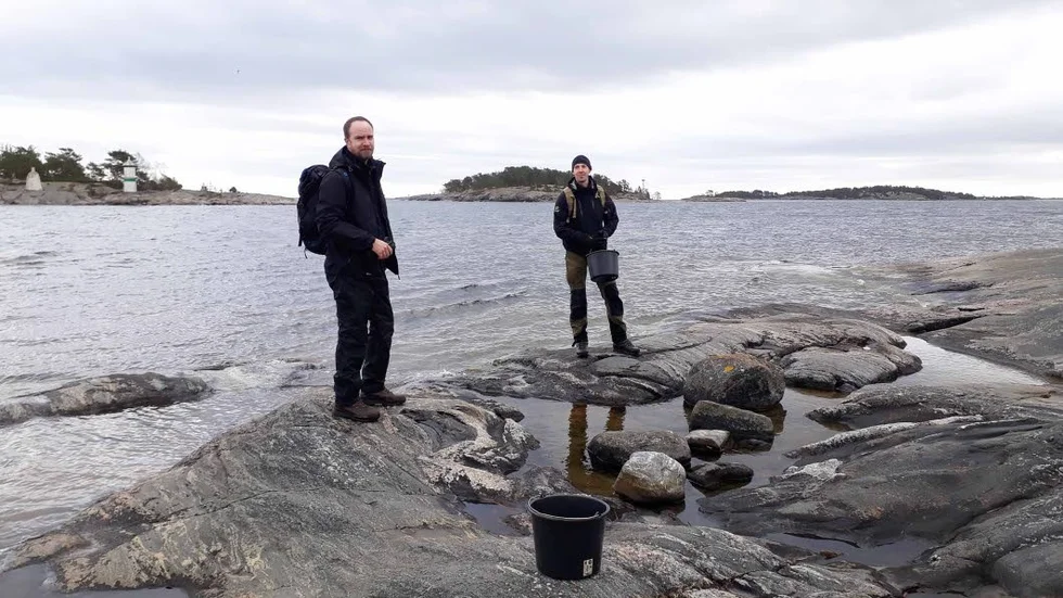 Lars Holgersson och Mattias Pettersson från kommunens miljö- och byggnadsförvaltning vid den inspektion som gjordes i förra veckan.