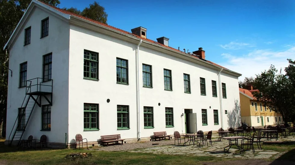 Vandrarhemsområdet i hamnen i Borghamn är åter ute till försäljning.