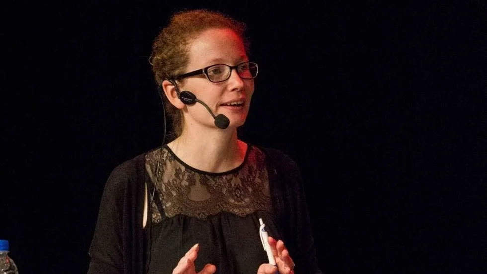 Moderator. MVT:s Lina Handberg håller i debatten i Salemkyrkan i Godegård.