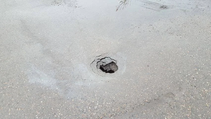 Hål på Lustigkullevägen.