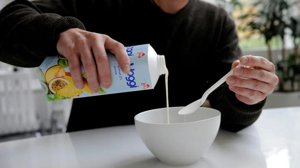 Hela förpackningen går att återvinna – plast och kartong var för sig, skriver Arla.