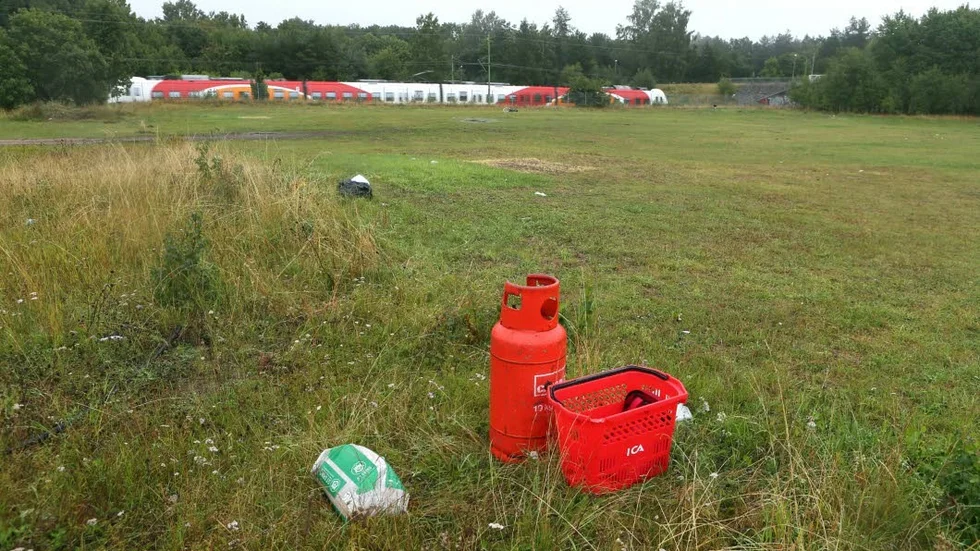 Ställplatsen måste städas ordentligt efter fricamparna som nu dragit vidare.