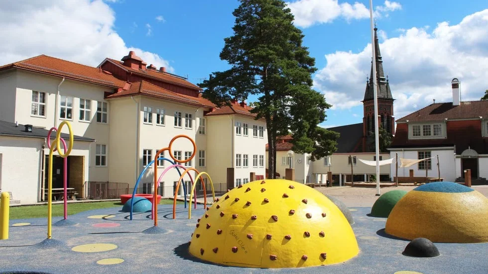 Centralskolan. Klätterkullarna blev utsatta för klotter.
