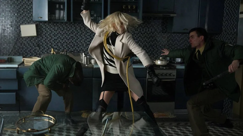 Charlize Theron gör många av sina egna stunts i "Atomic blonde" och gör kampsportsexperten Lorraine Broughton rättvisa med övertygande slagsmålskoreografi.