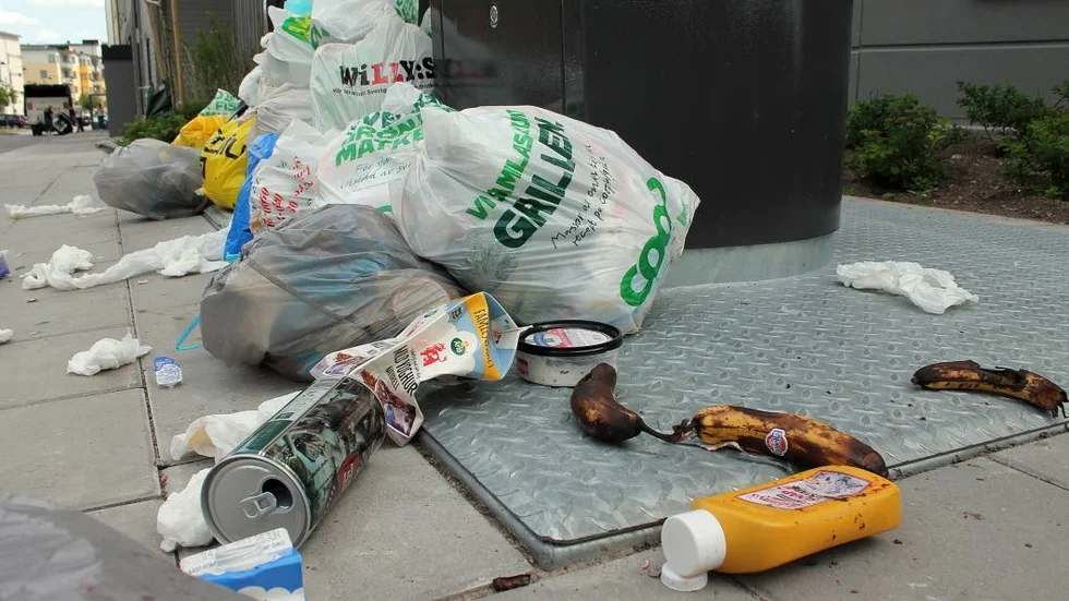 Det är vid två gjutbehållare på Skvadronsgatan i södra Ekkällan som ett stort antal plastpåsar med hushållsavfall ligger kastade.