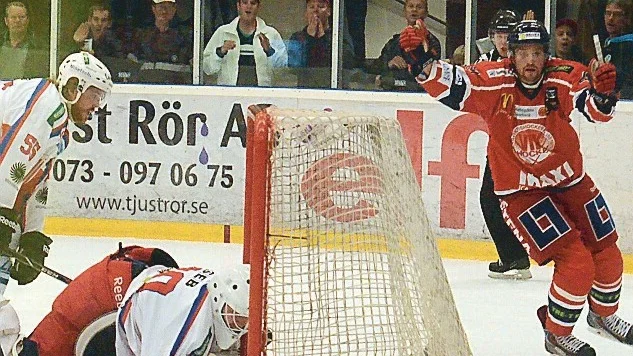 Stekhet för närvarande. VIK:s Joacim Hedblad toppar poängligan i Hockeyettan Södra med 25 poäng (10+15) på 14 omgångar. Foto: Mikael Kindman.