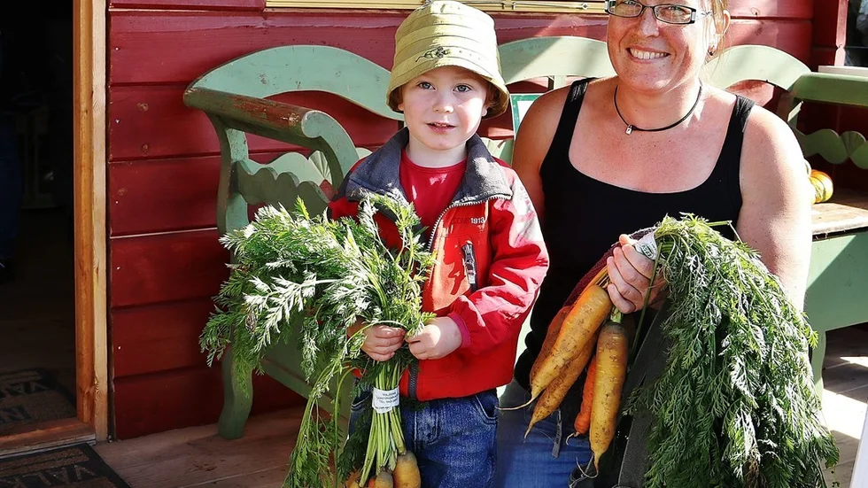 Här ser vi Louise Torgilsson tillsammans med sonen Isodor Torgilsson. De kommer från Edsbruk och har besökt flera ställen under Smaka på Tjust. Foto: Liselotte S Johansson
