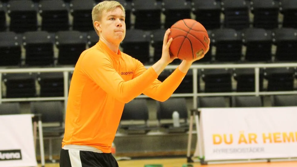 Norrköpingskillen Hugo Waldeck fick ligadebutera i Dolphins som 16-åring men den här säsongen har en svår knäskada stoppat spel i Jämtland Basket. Han har tvingas se semifinalserien från bänken – utan att vara ombytt.