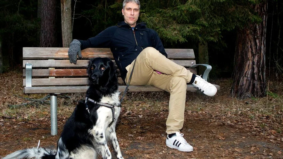Framtidstro. Första tiden efter transplantationen fick Ziggy sitta och vänta medan husse Anders Holmertz vilade på bänken i Rydskogen. Promenaden på 500 meter var då en utmaning. Nu blickar Holmertz fram mot att ägna livet åt sin passion, simning.
Han hoppas att många fler väljer att fylla i ett donationskort.