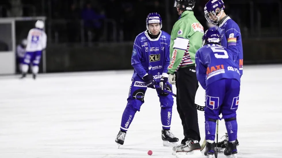 Oskar Nilsson, med ansiktet mot kameran, var tillbaka i IFK Motala i elitserieavslutningen. Nu är han sugen på slutspelsmatcherna mot Vetlanda.