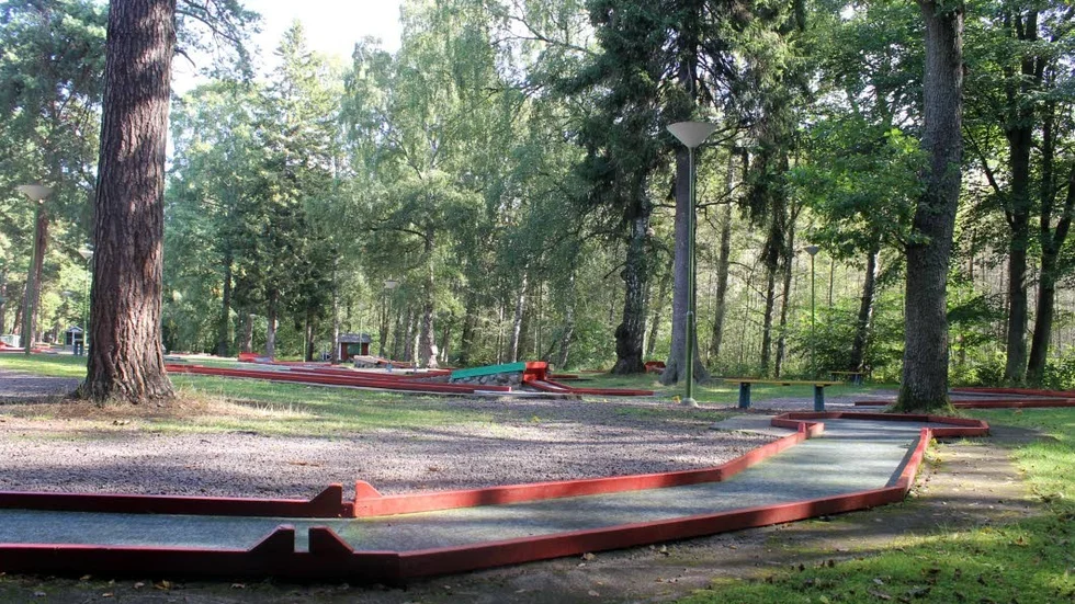Den så kallade Långgolfen är ett av områdena i kvarteret Tvättsvampen som ska köpas in av Lalandia. Här planeras en stugby. Bakom träddungen hamnar själva upplevelseanläggningen.