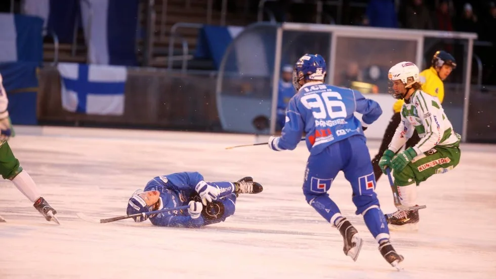 Det var tufft och hårt mellan IFK och Västerås och en av de som både gav och tog smällar var Niklas Ögren.