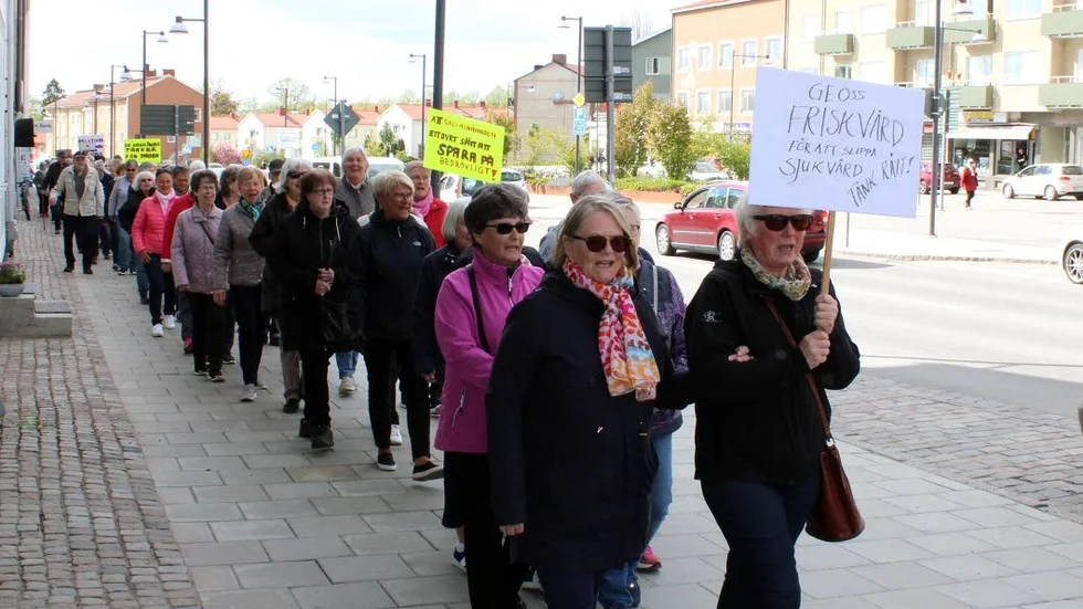 Protesterna hjälpte. De rödgröna och SD räddade hälsocentret. Alliansen tycker att de berörda  kan fixa sin träning utan hjälp av kommunen.