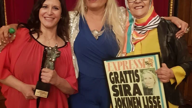 Motalakonstnären Sira Jokinen Lisse (i mitten) på "Mammagalan 2019" i Stockholm tillsammans med mammorna Samar Fawaz (till vänster) och Sakina Henriksson (till höger).