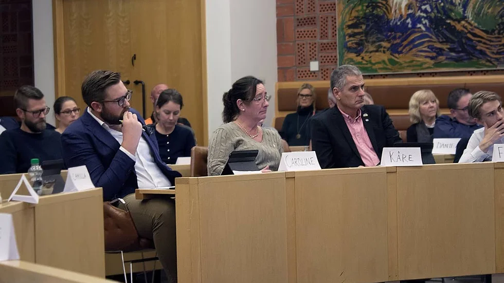 Moderater i Motala kommunfullmäktige, främre raden från vänster Erik Backman, Caroline Unéus, kommunalrådet Kåre Friberg och Felix Widlöf.