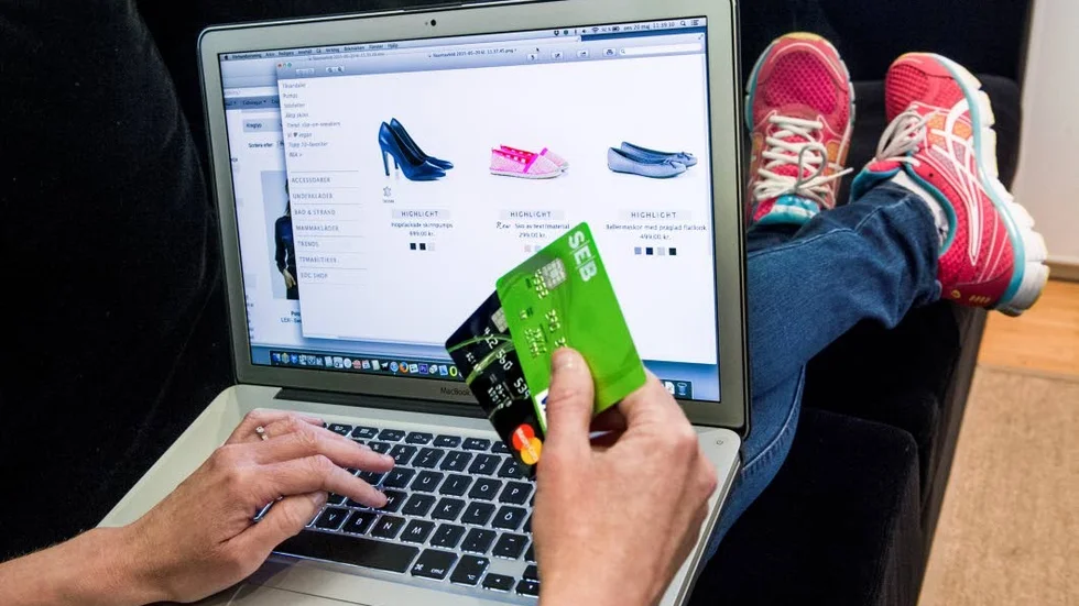 Datorn och surfplattan får se sig omsprunga av mobilen. Bara sju procent använder plattan vid shopping, enligt Klarna.