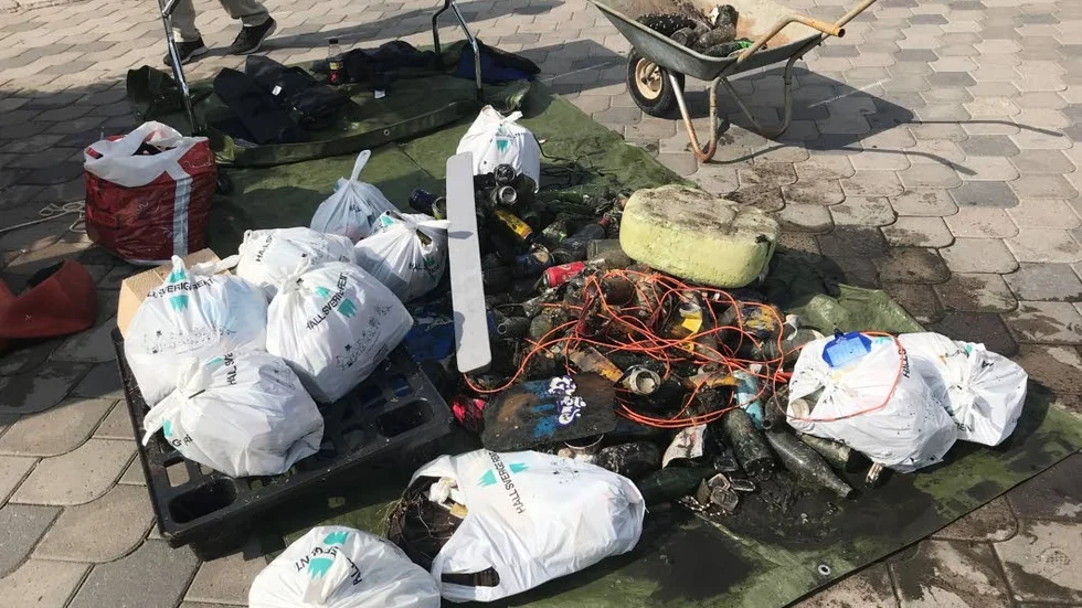 Ett 30-tal personer hjälptes åt att samla skräp i Västervik i lördags.