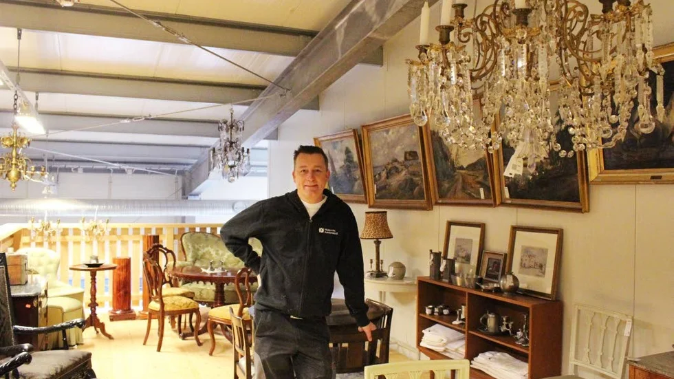 Utställning. Loftet hos Västerviks auktionsbyrå har tillfälligt förvandlats till utställningslokal där vd:n Mattias Schörling gärna berättar om föremålen i Bosslersamlingen.